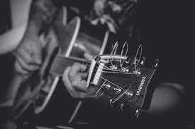 Gambar siluet orang main gitar; Gambar Gitar Hitam Putih