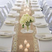 Apportez une touche bohème et champêtre sur votre table de fête baby shower, baptême, anniversaire, mariage avec ce chemin de table en jute. Toile De Jute Or Dentelle Chemin De Table Jute Toile De Jute Vintage Rustique La Boite A Dragees