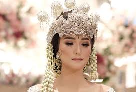 Diyah ayu catur p 5402413038 lyza anggraini 5402413041 prodi pendidikan tata kecantikan fakultas teknik universitas negeri semarang 2014 Makeup Pengantin Sunda Siger Saubhaya Makeup