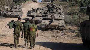 Perdana menteri israel benjamin netanyahu dan menteri pertahanan benny gantz memberikan pernyataan yang memperingatkan bahwa kelompok di gaza akan membayar 'harga mahal' untuk roket yang ditembakkan ke arah tel aviv. Q59c7rkli Cvmm