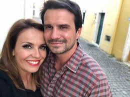 Cinco anos de casamento mais quatro de namoro, perfazem nove anos de muita felicidade! Tania Ribas De Oliveira Completa Uma Decada De Casamento Atualidade Sapo Lifestyle