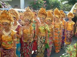 Kebudayaan akan terus dipertahankan dengan cara menurunkan kepada anak cucu, dengan metode pengenalan dan pembelajaran atas kebudayaan yang sudah ada. Yuk Lakukan Berbagai Hal Ini Untuk Menjaga Warisan Budaya Kita Agar Tidak Lekang Ditelan Zaman Semua Halaman Bobo