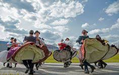 Ik weet dat het moeilijk voor te stellen is, maar ik wil iedereen uitnodigen je voor te stellen hoe het is als je daadwerkelijk gelooft dat het vaccin gevaarlijk is. 16 Ideeen Over Dance Werelddans Mensen Dansen Danser Lichaam