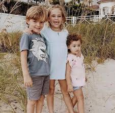 Weitere ideen zu prinzessin madeleine, prinzessin, madeleine. Prinzessin Victoria Und Prinz Daniel Anlasslich Zum Us Nationalfeiertag Gibt Es Ein Neues Wundervolles Sommerbild Auf Prinzessin Madeleine Instagram Account Die Susse Familie Wunschst Einen Frohen 4 Juli Facebook