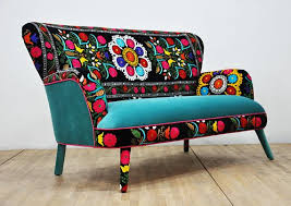 Fait A La Main Grand Canape Deux Places Recouvert De Tissu Vintage Suzani Et Tissus Velour De Couleur Turquoise Belle Suzani Colorful Interiors 2 Seater Sofa