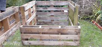 Here, we have used a standard 100cm x 120cm pallet to create the base and an old window, 115cm x 130cm to make the top. How To Make A Compost Bin From Pallets
