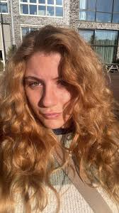 Hello, We are two women looking for a two-bedroom apartment in Utrecht from  mid-December, or early January to at least 6 months or one year, with  registration! A few things about us :