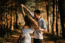 They often show the true personality of the teens. 14 Outdoor Couple Poses For Unforgettable Portraits Photography Course
