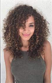 33 Exemples De Coiffures Frisees En 2020 Coiffures Frisees Coupe De Cheveux Cheveux