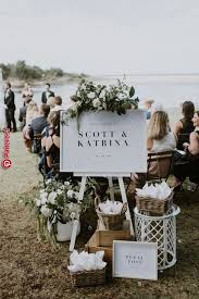 Willkommenes Zeichen Der Modernen Romantischen Strandhochzeitszeremonie Mit Den Grunen Und Weissen Blumen Hochzeit Willkommensschilder Hochzeit Zeremonie Strandhochzeit