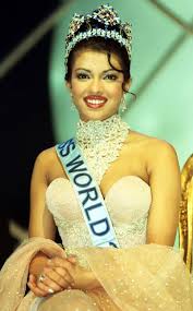 Priyanka chopra sports fancy dress and shows off her wavy hair. Miss Mundo Priyanka Chopra Joven Priyanka Chopra Age