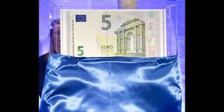 Comme les précédents, les 5 euros version 2013. Le Nouveau Billet De 5 Euros Recale Dh Les Sports