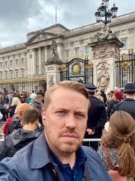 Whilst in London today, I have come to pay my respects to Her Majesty the  Queen RIP The crowds are vast and atmosphere one of heartfelt sadness A  Nation in mourning 💔👸 |