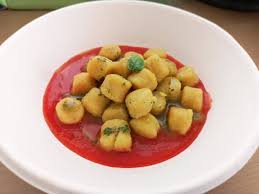 La nostra versione della coulis di pomodoro e basilico non prevede la cottura, se non quella utilizzata per agevolare la rimozione della pelle dei pomodori. Gnocchi Alla Zucca Con Coulis Di Pomodoro Ed Olio Al Basilico Semplicemente In Tavola