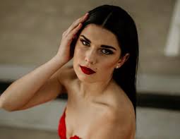 Beautiful @juane_rossouw Photographer: @somethingprettyphoto Dress:  @esjesdesignharties I always love doing your makeup❤️