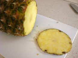 Oggi mi fa piacere condividere con voi questo mio video su come pulire un ananas in meno di 30 secondi, senza scartare la parte centrale che è ricca di bromelina! Pulire L Ananas In 5 Minuti Le Ricette Di Mina