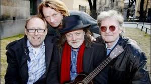 Med sitt virtuose gitarspill og alltid morsomme og overraskende tekster geleider han oss gjennom sin utrolige karriere. Oystein Sunde Meget I Sloyd Vg