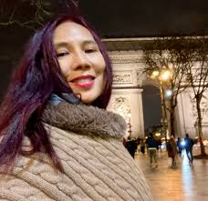 Ark de Triomphe is so romantic in the nighttime because of the lights. One  of the most famous monument in France.
