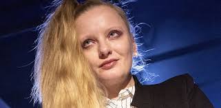 Aktorka Anna Rau ma propozycję dla tych, "którzy są ciekawi tego, co za  teatralną kurtyną"