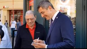 Emeric ienei (83 de ani), fost selecționer al româniei în două rânduri, spune că „tricolorii au o problemă psihologică și dezvăluie că a lăudat numirea lui mirel rădoi (39) ca selecționer. Scene Incredibile Dan Barna Nu L A Recunoscut Pe Emeric Ienei Si I A Dat Un Autograf