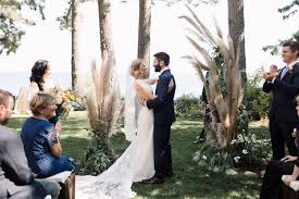 Pampas grass is a serious scene stealer when used in bouquets, decor arrangements, ceremony backdrops or arches. 21 Unique Ways To Include Pampas Grass In Your Wedding Decor Green Wedding Shoes