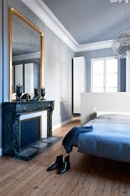 Chambre Bleue Et Blanche Avec Ornements Anciens Reamenagee Dans Appartement Haussma Chambre A Coucher Avec Cheminee Architecte Interieur Appartement Hausmanien