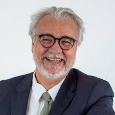 Kari Santos levou uma gaiola com uma imagem de Bolsonaro dentro para  comemorar a prisão preventiva do ex-presidente