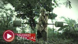 Dm g mengapa cinta ini terlarang c am saat kuyakini kaulah milikku dm g mengapa cinta kita tak bisa bersatu c c7 saat kuyakin tak ada cinta selain dirimu. Chords For Wali Band Nenekku Pahlawanku Official Music Video Nagaswara Music