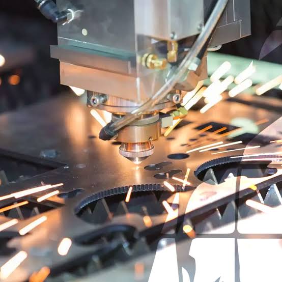Trabajo de corte de metal en entorno industrial