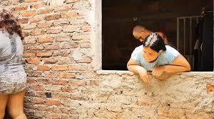 아내가 세탁을 하는 동안 의붓딸의 엉덩이를 따먹는 음란한 계부.