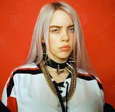 Ее карьера началась с любительского ролика в сети, а с детства брат и сестра много времени проводили, сочиняя собственные композиции. Billi Ajlish Billie Eilish Biografiya Informaciya Lichnaya Zhizn Foto Video