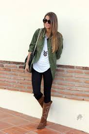 Woman Black Jeans And Brown Boots Must Have Shoes For Fall Fashion Autumn Fashion Autumn Street Style