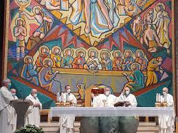 Il decano del collegio cardinalizio ha presieduto nella basilica vaticana la messa che apre il triduo pasquale. Bqeaqy7x4pohxm