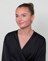 Louise Gresham's Instagram, Twitter & Facebook