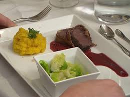 Hirschrucken Im Speckmantel Mit Brombeersosse Wirsingkohl Und Truffelol Rezept Rezept Speckmantel Wirsingkohl Das Perfekte Dinner