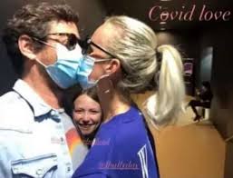 C'est un beau roman… info voici laeticia hallyday : Laeticia Hallyday Et Pascal Balland Celebrent Leur 1 An D Amour Mce Tv