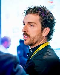 Semplicemente me e il mio lavoro. Avvolto dalla mia armatura firmata  Molteni — rappresentante delle cucine più prestigiose del mondo. Orgoglioso  di portare ogni giorno passione ed identità in tutto ciò che