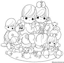 Pintar esta imagen de una cena familiar ayudará a los niños a comprender la importancia de compartir la hora de la comida. Dibujo De Una Familia Leyendo