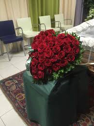 La foto è a scopo illustrativo, la dimensione dei fiori potrebbe variare secondo la disponibilità del negozio. Cuore Di Rose Rosse Condoglianze Fiorista Cilloni Reggio Emilia Free Delivery