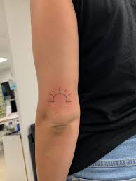 Scopri ricette, idee per la casa, consigli di stile e altre idee da provare. Line Wrok Tattoo Sun Tattoo Sonne Tattoo Minimalistic Tattoo Minimal Tattoo Stechen Tattoo Studio Tatowieren