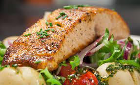 · salmone e patate sono un classico intramontabile un secondo piatto gustoso, nutriente e anche veloce da preparare! Salmone Al Forno Con Patate E Pomodorini Leitv