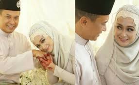 Pelakon teratai kemboja dan hos program mentor otai, elly mazlein memberitahu, dia akan tetap akan memperjuangkan hak nafkah anaknya, putri zara sephia daripada bekas suami, pengarah azmi hata. Berita Online Dulu Tak Mengaku Sekarang Dah Kahwin Pula Bekas Suami Elly Mazlein Dan Faye