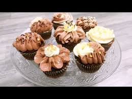 Russian Buttercream And Piping Creme Au Beurre Russe Et Pochage مع التزيين كريمة الزبدة الروسية Youtube In 2020 Mini Cupcakes Food Desserts