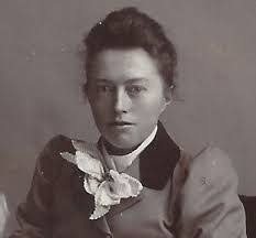 Elizabeth Lean's Instagram, Twitter & Facebook