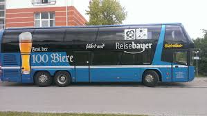 Zwei junge paare sind unterwegs im amerikanischen hinterland. Fest Der 100 Biere Start