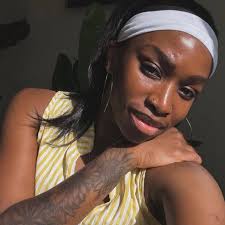 내 말은 이건 사실 꽤 아깝다는 거야. 그는 현실에서 훨씬 더 나빠 보인다.