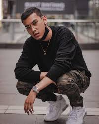 Menerusi video yang tersebar, kelihatan mk dikerumuni peminat wanita yang ingin bergambar dengannnya. Video Peluk Erat Wanita Ramai Gadis Patah Hati Dengan Mk K Clique