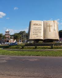 📖 Araxá terá projeto de bíblia na entrada da cidade com foco no turismo  religioso A Prefeitura de Araxá anunciou a construção de uma bíblia com  mais de 6 metros de altura