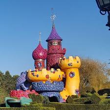 Queen Of Heart S Castle In The Alice S Curious Labyrinth In Fantasyland Disneyland Paris Dlp Disneyland Disney Paris Disneyland Paris