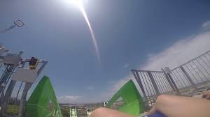 Tout ça pour fêter les soixante et quinze ans de la marque et permettre aux enfants et adolescents de glisser sur le toboggan géant arrosé. Voici Le Toboggan Aquatique Le Plus Long Du Monde Video Dailymotion